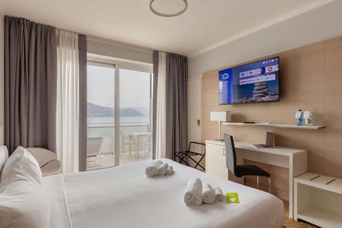 Superior Double Room, Sea View | Down comforters, in-room safe, desk, laptop workspace