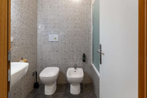 Deluxe Double Room | Bathroom | Combined shower/tub, rainfall showerhead, bidet, towels