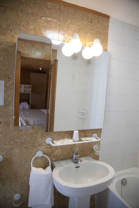 Triple Room | Bathroom | Free toiletries, hair dryer, bidet, towels