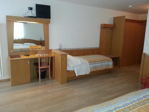 Triple Room, Mountain View | In-room safe, desk, free cribs/infant beds, free WiFi
