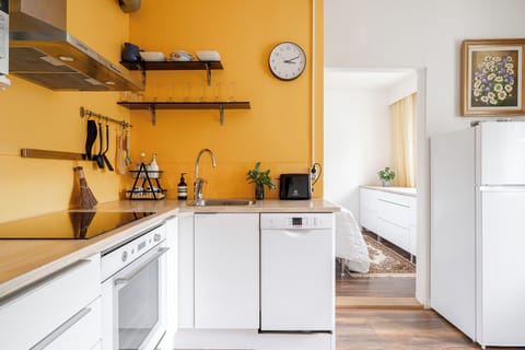 Superior Apartment, 1 Bedroom, Courtyard View, Ground Floor | Private kitchen | Full-size fridge, microwave, oven, stovetop