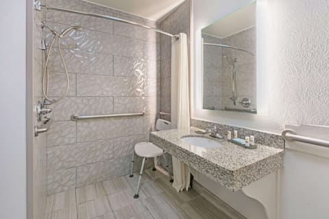 Combined shower/tub, hair dryer, towels