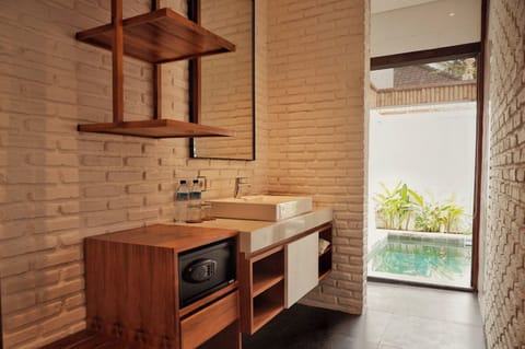 Suite 1 Bedroom Private Villa | Bathroom | Shower, free toiletries, bidet, towels