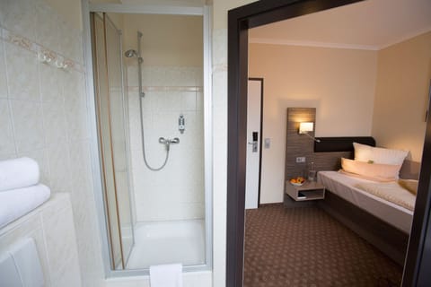 Single Room | Bathroom | Shower, free toiletries, hair dryer, towels