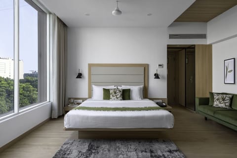 PREMIER ROOM | Premium bedding, minibar, in-room safe, desk