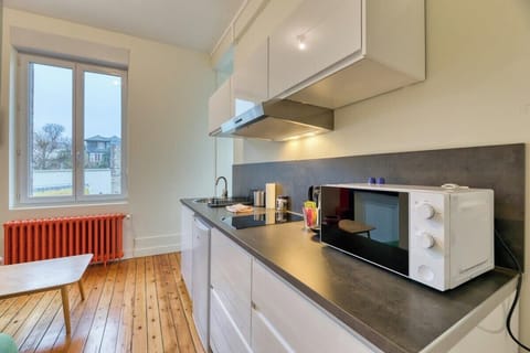 Cuisine ouverte sur séjour aménagée et équipée