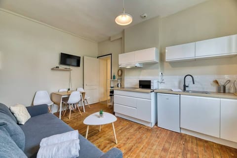 Cuisine ouverte sur séjour aménagée et équipée