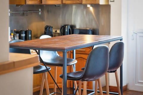 Table à manger avec assises