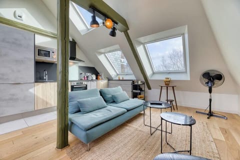 Cuisine ouverte sur séjour aménagée et équipée