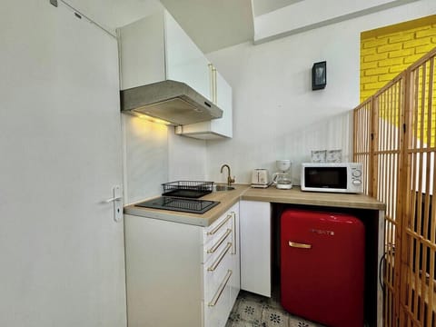 Cuisine ouverte sur séjour aménagée et équipée