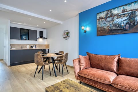 Cuisine ouverte sur séjour aménagée et équipée