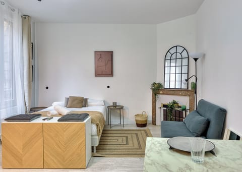 Salon avec lit déjà préparé