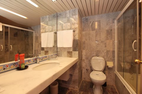 Standard Double Room | Bathroom | Shower, hair dryer, slippers, towels