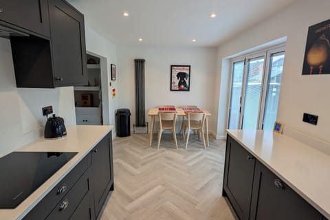 House | Private kitchen | Fridge, microwave, oven, stovetop