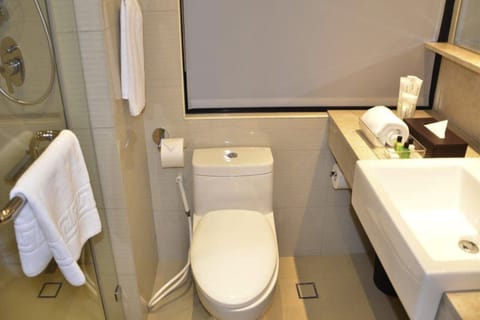 Business Twin Room | Bathroom | Shower, free toiletries, hair dryer, bathrobes
