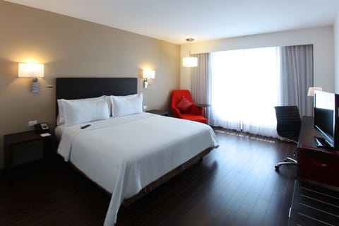 Superior Room, 1 King Bed | In-room safe, desk, iron/ironing board, free cribs/infant beds