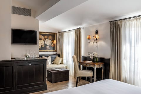 Grand Room (Deluxe) | Minibar, in-room safe, individually decorated, individually furnished