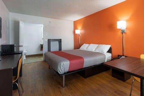 Deluxe Room, 1 King Bed, Non Smoking, Refrigerator & Microwave | Desk, blackout drapes, iron/ironing board, free WiFi