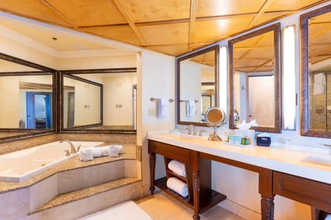 Grand Suite (Master) | Bathroom | Free toiletries, hair dryer, bathrobes, slippers