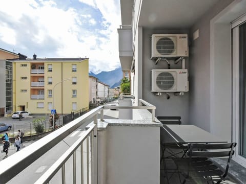 Apartment, Residential Area, Balcony, Urban Design, Condominium, Daylighting