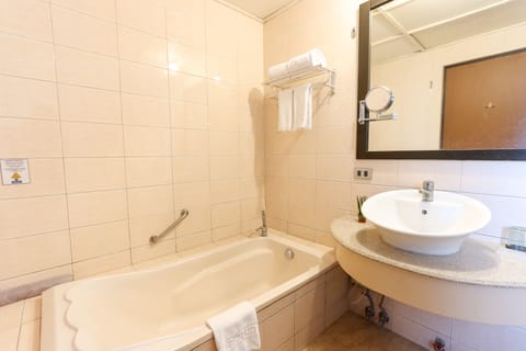 Suite | Bathroom | Free toiletries, hair dryer, slippers, towels