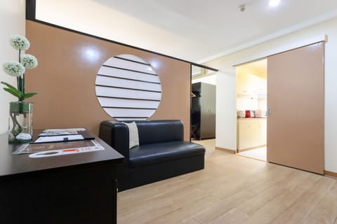 Premiere Room | Living area | Flat-screen TV