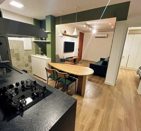 Dinnertable. Seating for 4.