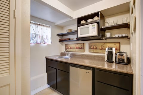 Room, 1 King Bed, Kitchenette | Private kitchen | Coffee/tea maker, cookware/dishes/utensils