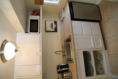 Room, Kitchenette | Private kitchenette | Coffee/tea maker, cookware/dishes/utensils