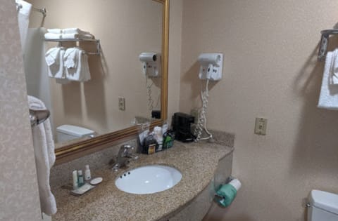 Combined shower/tub, free toiletries, towels