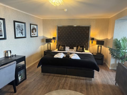 Junior Suite | Premium bedding, minibar, blackout drapes, free WiFi