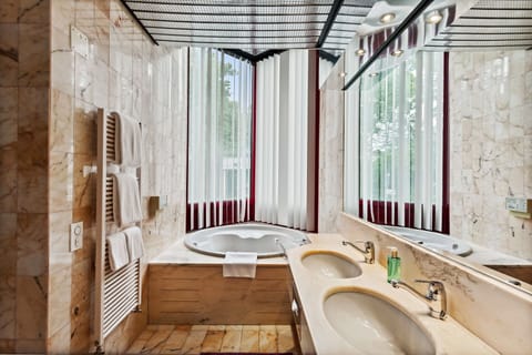 Suite | Bathroom | Free toiletries, hair dryer, towels, soap