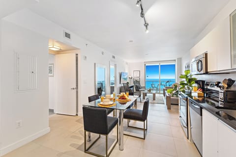 Executive Apartment, 1 Bedroom, Balcony, Oceanfront | Dining room