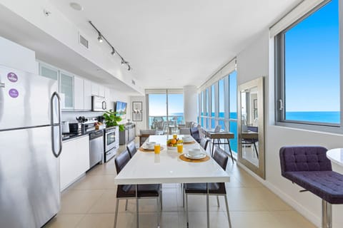 Deluxe Apartment, 1 Bedroom, Ocean View, Corner | Dining room