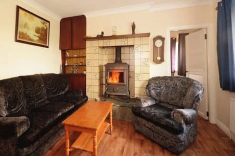 Cottage | Living area | Fireplace