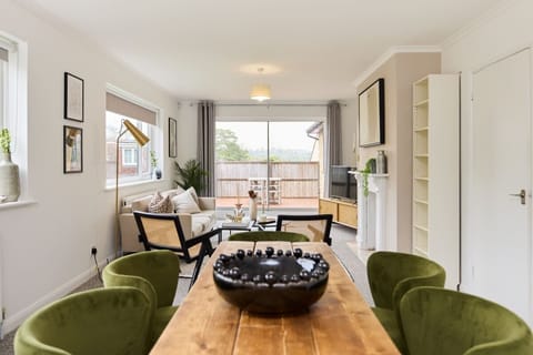House (5 Bedrooms) | Living area