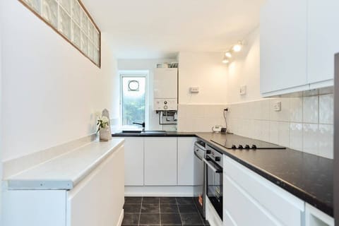 House (5 Bedrooms) | Private kitchen | Fridge, oven, dishwasher