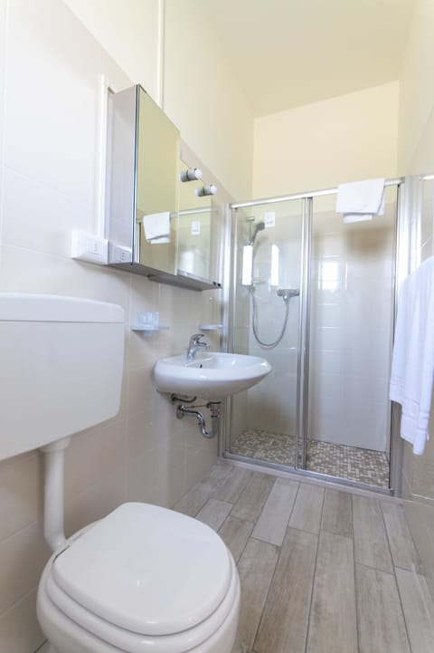 Double Room | Bathroom | Shower, free toiletries, hair dryer, bidet