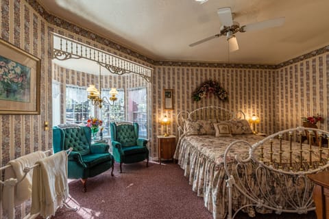 Golden Delicious | Premium bedding, individually decorated, individually furnished