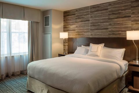 Room, 1 King Bed | Premium bedding, down comforters, pillowtop beds, desk