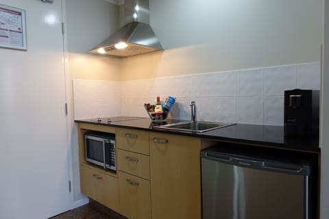 Standard Room, 1 King Bed | Private kitchenette | Fridge, microwave, electric kettle, cookware/dishes/utensils