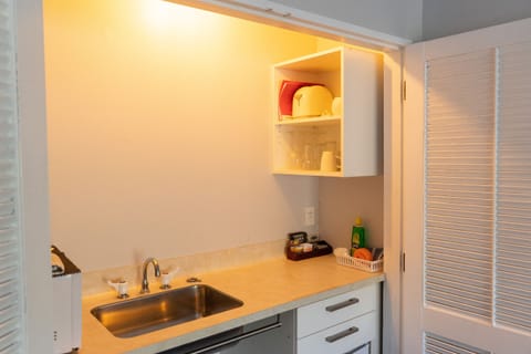 Superior Twin Room, Accessible | Private kitchen | Fridge, microwave, electric kettle, toaster