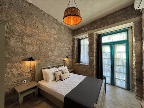 Deluxe Room | Iron/ironing board, free WiFi