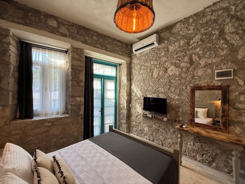 Deluxe Room | Iron/ironing board, free WiFi