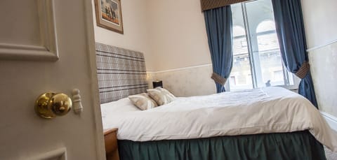 Double Room (Small) | Desk, iron/ironing board, free WiFi