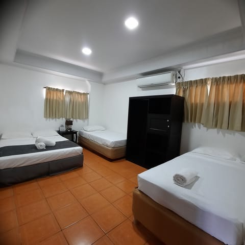 Comfort Triple Room, Private Bathroom | Premium bedding, in-room safe, individually decorated