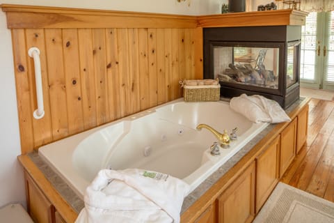 Luxury Cottage, Accessible, Jetted Tub (Pet Friendly) | Premium bedding, iron/ironing board, free WiFi, bed sheets