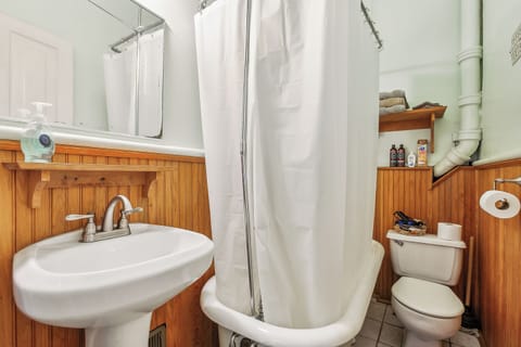 Suite, Multiple Beds | Bathroom | Free toiletries, hair dryer, towels