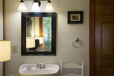 Classic Queen Room | Bathroom sink