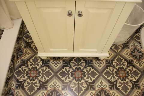 Tiny Queen | Bathroom | Shower, free toiletries, hair dryer, towels